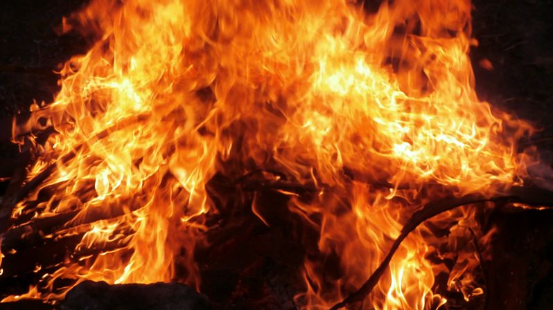 Na Jihlavsku hořel dům, uvnitř byl zraněný muž